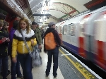 Foto - Metrem (angl. "tube") pejdme do londnsk ZOO.