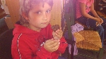 Foto - Děti si prohlédly kousek propolisu
