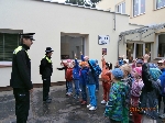 Foto - S policisty před školou