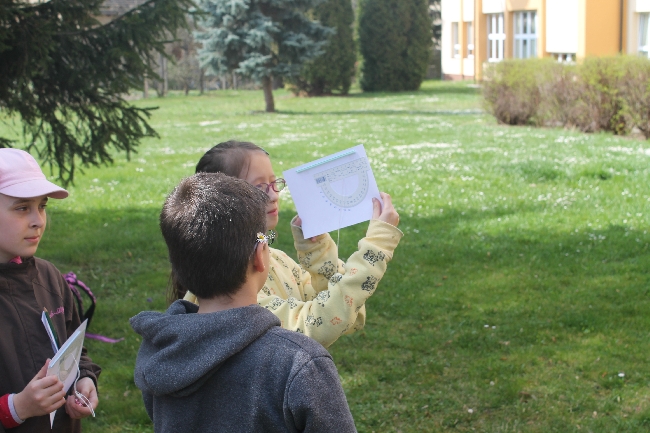 Foto - zjiujeme vku stromu pomoc klinometru