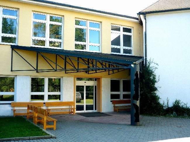 Vchod pro žáky nově Nové vstupní dveře